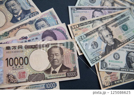 日本円(新札)と米ドル 125086625