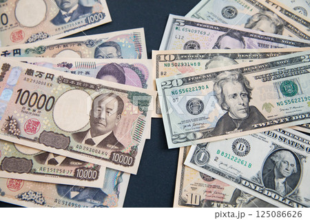 日本円(新札)と米ドル 125086626