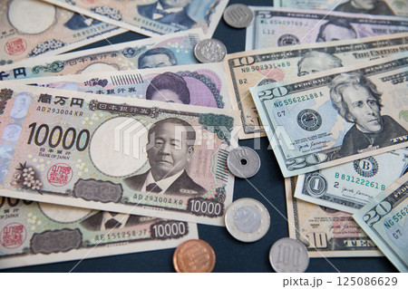 日本円(新札)と米ドル 125086629