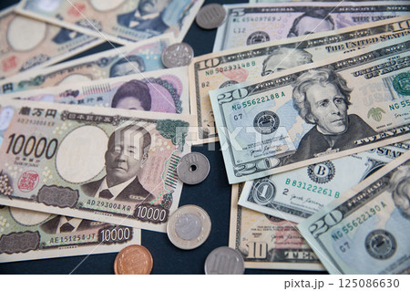 日本円(新札)と米ドル 125086630