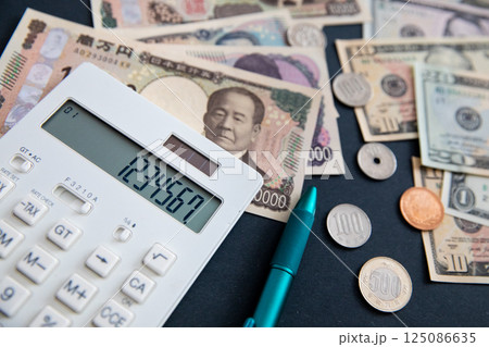 資産形成　日本円(新札)と米ドル 125086635