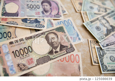 日本円(新札)と米ドル 125086639
