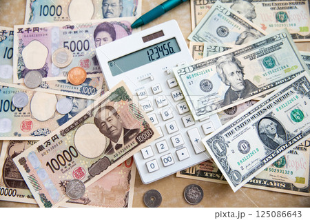 資産形成　日本円(新札)と米ドル 125086643