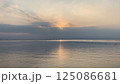 海に沈む夕日 125086681