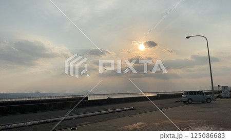 夕暮れの海辺 125086683