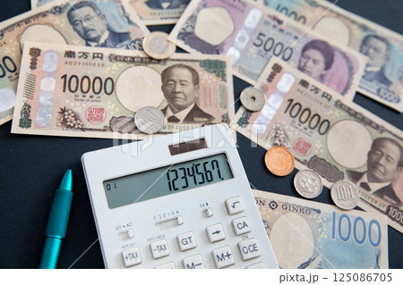 資産形成　お金と電卓 125086705