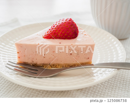 苺のレアチーズケーキ 苺のレアチーズケーキ 125086738