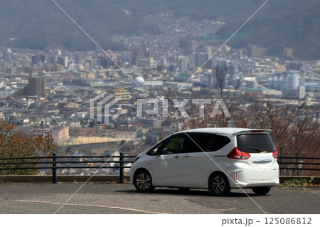 白いミニバン　イメージ 125086812