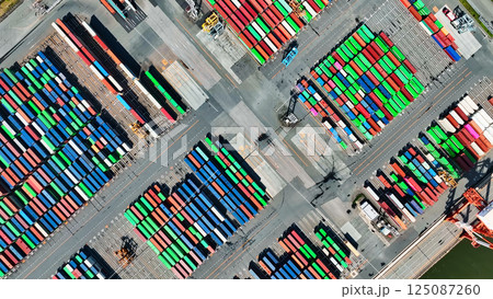 コンテナヤードの風景 真俯瞰空撮 コンテナヤードの風景 真俯瞰空撮 125087260