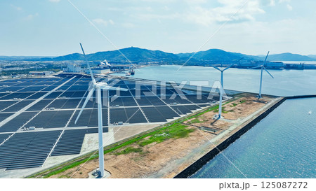 風車とソーラーパネルのハイブリッド発電所の風景空撮 125087272