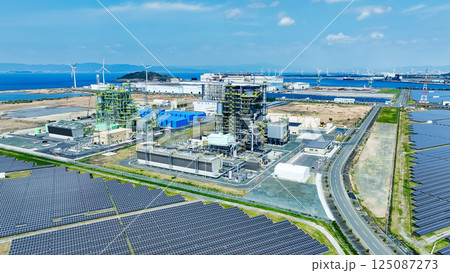 バイオマス発電所と風力・太陽光発電所の風景 空撮 バイオマス発電所と風力・太陽光発電所の風景 空撮 125087273