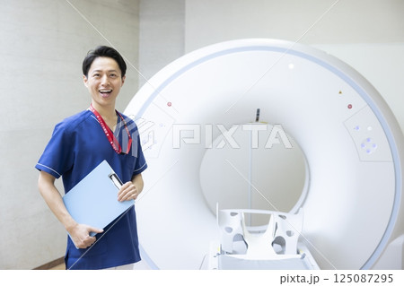 CTスキャンの前に立つ放射線技師　撮影協力：学校法人電波学園　東京電子専門学校 125087295