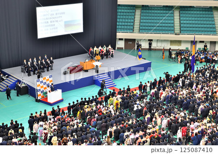 日本武道館での大学学位授与式 125087410