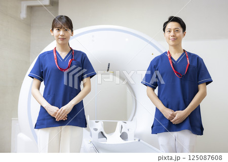 CTスキャンの前に立つ放射線技師　撮影協力：学校法人電波学園　東京電子専門学校 125087608