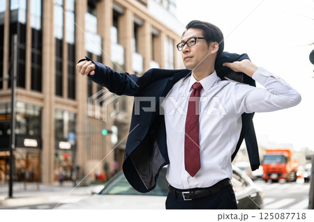 ジャケットを羽織るビジネスマン 125087718