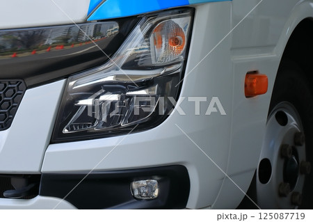 マイクロバスのヘッドライト 125087719