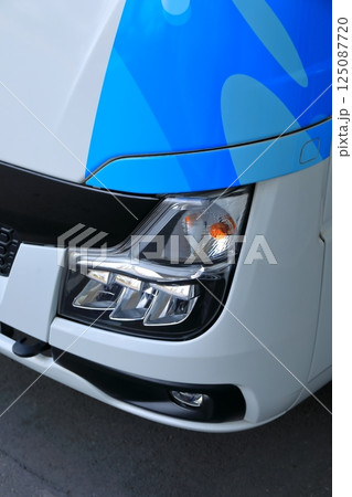 マイクロバスのヘッドライト 125087720