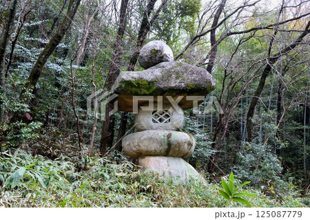 大きな灯籠の風景 125087779