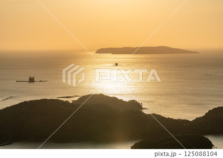 長崎県佐世保市　九十九島八景　石岳展望台から望む夕焼けに染まる九十九島の風景 125088104