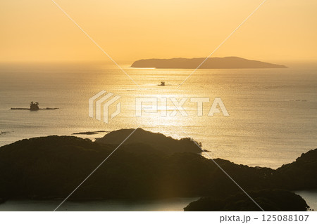 長崎県佐世保市　九十九島八景　石岳展望台から望む夕焼けに染まる九十九島の風景 125088107