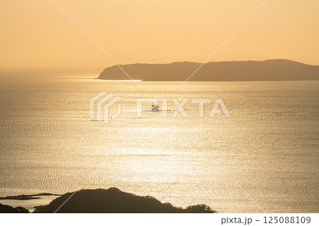 長崎県佐世保市　九十九島八景　石岳展望台から望む夕焼けに染まる九十九島の風景 125088109