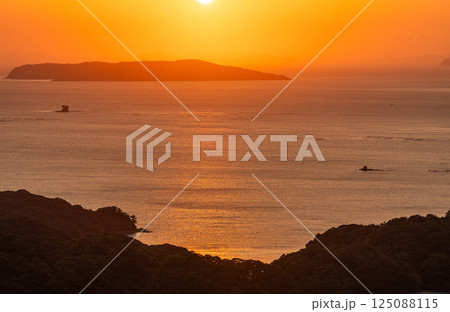 長崎県佐世保市　九十九島八景　石岳展望台から望む夕焼けに染まる九十九島の風景 125088115