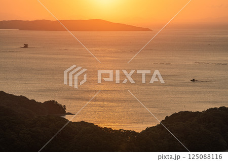 長崎県佐世保市 九十九島八景 石岳展望台から望む夕焼けに染まる九十九島の風景 長崎県佐世保市 九十九島八景 石岳展望台から望む夕焼けに染まる九十九島の風景 125088116
