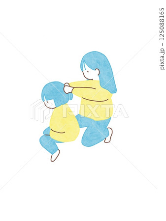 小さい子の髪を結ぶ女性または女の子 125088165