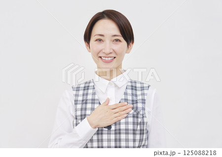 女性 事務員 笑顔 信頼 ポートレート 白背景 カメラ目線 女性 事務員 笑顔 信頼 ポートレート 白背景 カメラ目線 125088218