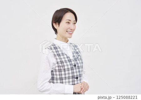 女性 事務員 笑顔 ポートレート 白背景 女性 事務員 笑顔 ポートレート 白背景 125088221