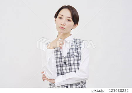 女性 事務員 考える 白背景 カメラ目線 女性 事務員 考える 白背景 カメラ目線 125088222