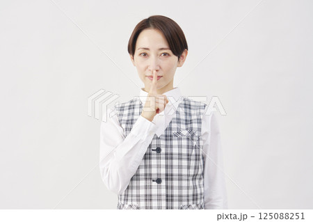 女性 事務員 内緒のジェスチャー 白背景 女性 事務員 内緒のジェスチャー 白背景 125088251