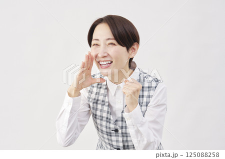 女性　事務員　応援する　白背景　左向き 125088258