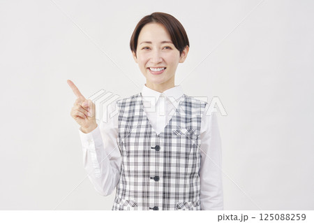 女性 事務員 左側を指差す 白背景 女性 事務員 左側を指差す 白背景 125088259