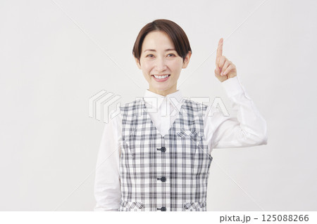 女性 事務員 上を指差す 白背景 女性 事務員 上を指差す 白背景 125088266