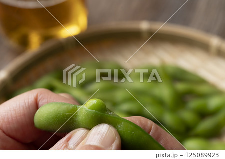 茹でた枝豆を手で出す 茹でた枝豆を手で出す 125089923