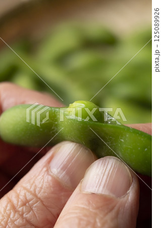 茹でた枝豆を手で出す 茹でた枝豆を手で出す 125089926