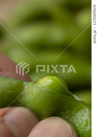 茹でた枝豆を手で出す 茹でた枝豆を手で出す 125089928