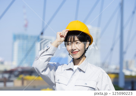 建設現場の作業服の女性   建設現場の作業服の女性   125090223