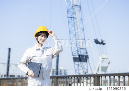建設現場の作業服の女性 建設現場の作業服の女性 125090226
