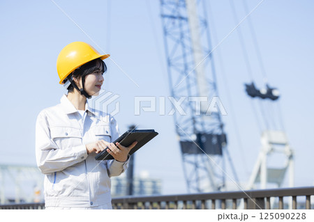 建設現場の作業服の女性 建設現場の作業服の女性 125090228
