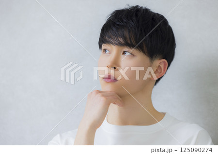 白いTシャツを着た男性 白いTシャツを着た男性 125090274