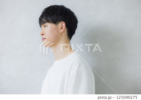 白いTシャツを着た男性 125090275