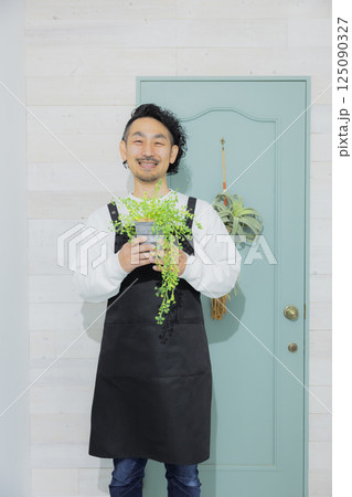 鉢植えを持つ男性 125090327