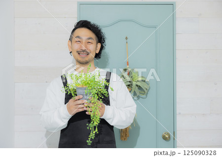 鉢植えを持つ男性 125090328