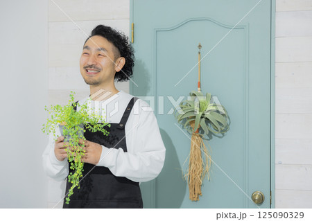 鉢植えを持つ男性 125090329