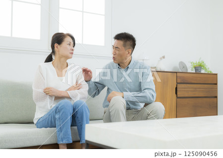 喧嘩するリビングのシニア夫婦 125090456