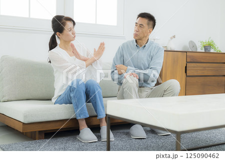 喧嘩するリビングのシニア夫婦 125090462