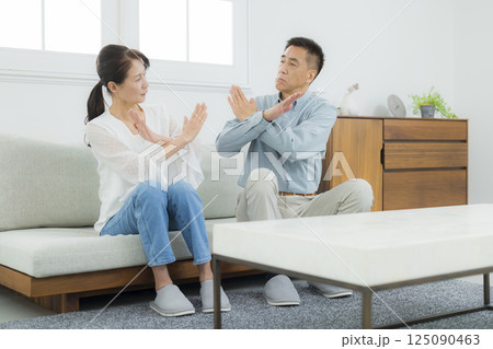 喧嘩するリビングのシニア夫婦 125090463