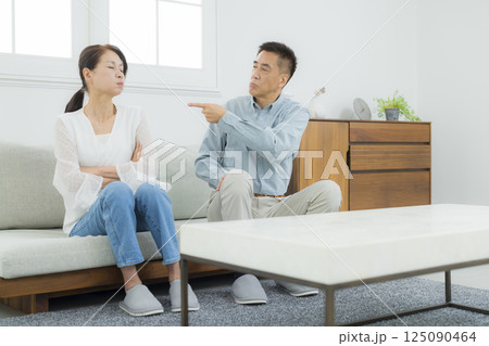 喧嘩するリビングのシニア夫婦 125090464